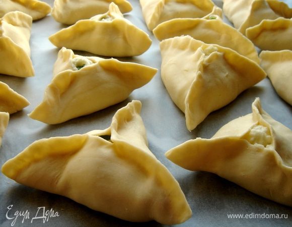 Кныши переложить на противень,застеленный пекарской бумагой.Смазать смесью желтка и молока или молоком.Выпекать при t 200*С до золотистой корочки.Подавать со свежим овощным салатом.Приятного аппетита!