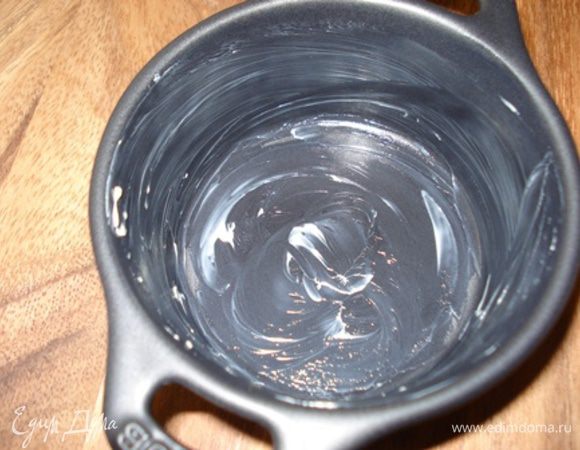 Горшочки смазать сливочным маслом.
