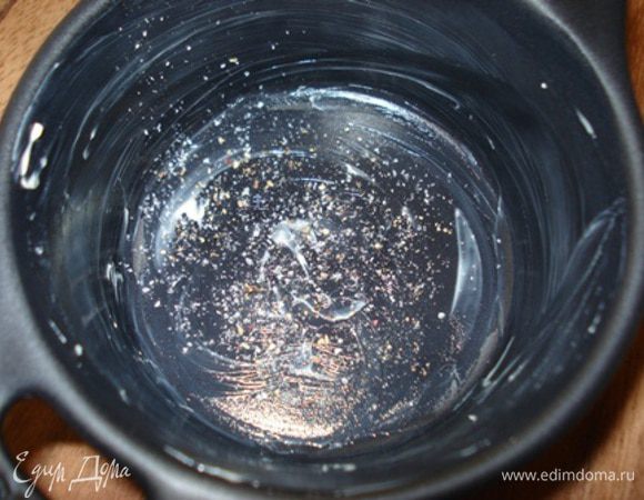 Присыпать солью,перцем.