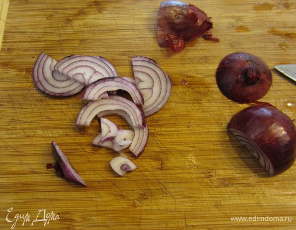 Как обычно, нарезаем полукольцами лук. Способов - куча. Я сначала отрезаю хвостик, затем разрезаю вдоль пополам, затем чищу от кожуры, не отрезая попку, затем нарезаю полукольцами, а попку, которая все это время держала слои лука между собой.