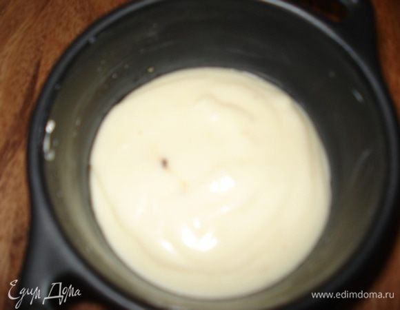 На дно каждого горшочка положить половину Бешамеля.
