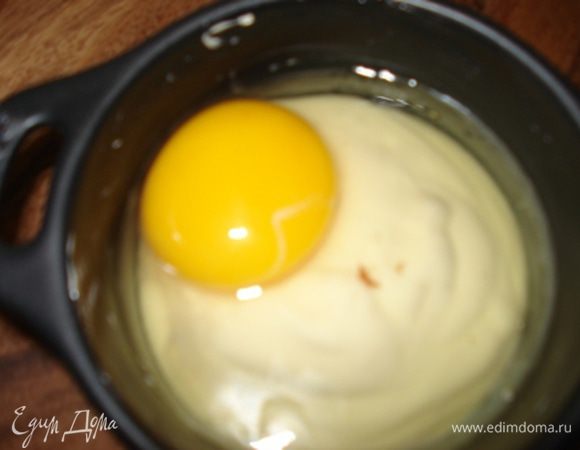 Затем аккуратно влить яйцо.

