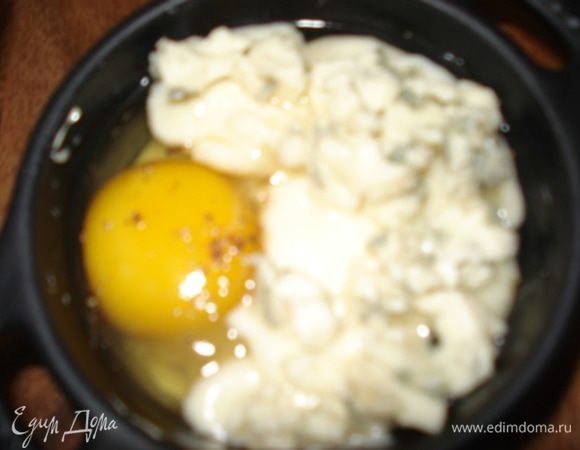 На соус измельченный сыр.
