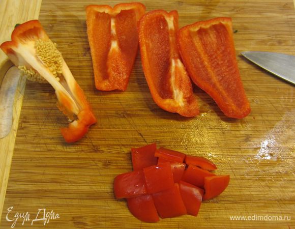 Перец чистите привычным способом или так, как это делаю я. Просто срежьте мякоть перца с четырех сторон, а потом снизу. Таким образом все отходы останутся на хвостике. Порежьте перец довольно крупными кубиками.