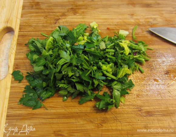 Промойте зелень. Порежьте ее тоже довольно крупно. Очень тонко порежьте острый перец. Помните, что основная острота перца - в семенах, поэтому удалите их, если хотите не очень острый салат.