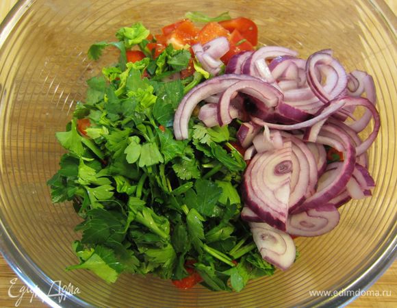 Сложите все нарезанные ингредиенты, в том числе лук в емкость.