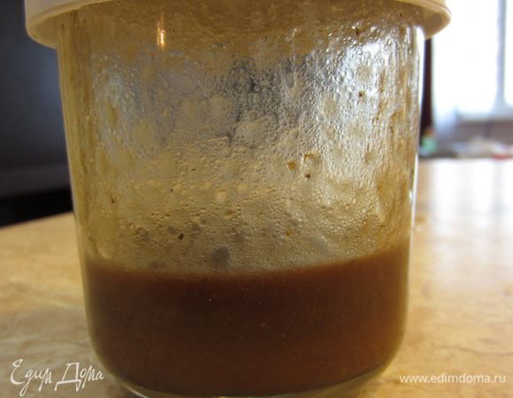 Приготовьте заправку. Для этого в отдельную емкость налейте оливковое масло, сок половины лимона и бальзамический уксус, щепотку соли и перца. Хорошо взбейте вилкой или, как я, закройте крышкой и хорошо взболтайте. Получится соус Винегрет