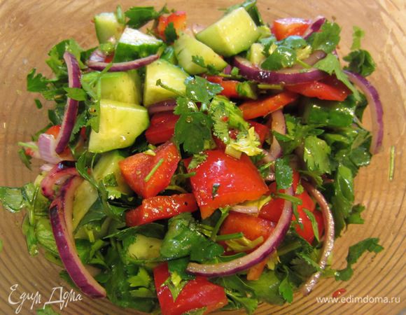Полейте салат соусом. На самом деле я использовал только половину соуса, так что используйте аккуратно. Хорошо перемешайте салат. Попробуйте, досолите, если необходимо. Можете еще немного полить оливковым маслом.