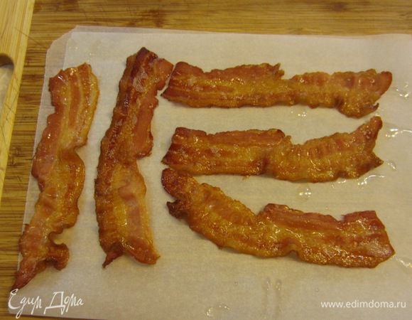 Как бекон поджарится - выложите его на пергамент или бумажное полотенце, чтобы лишний жир стек. Через пять минут поломайте или разрежьте бекон на довольно большие куски. Выложите получившиеся чипсы поверх салата.