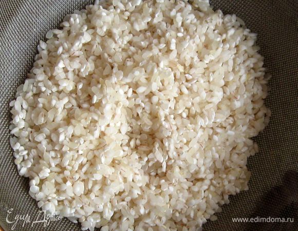Холодной водой промыть рис и дать ему стечь.