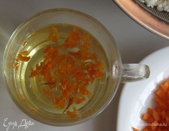 Шафран залить кипятком и дать настояться в течении 10 минут. Затем процедить.