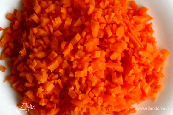 Нарезать морковь очень мелко. В идеале - размером с рисинку.