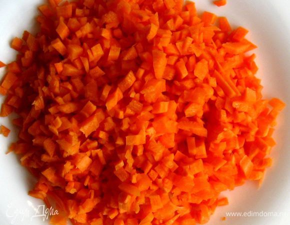 Нарезать морковь очень мелко. В идеале - размером с рисинку.