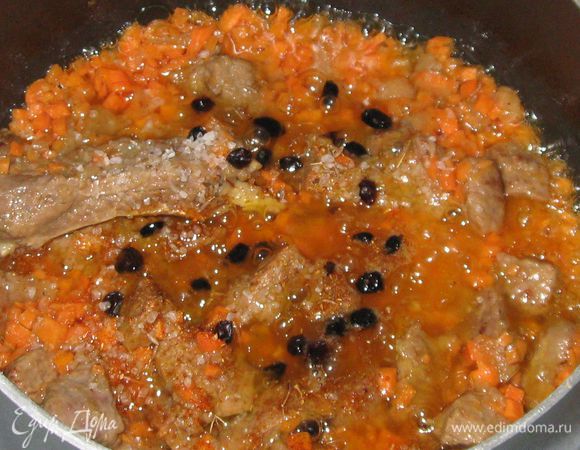 Посолить,положить специи.