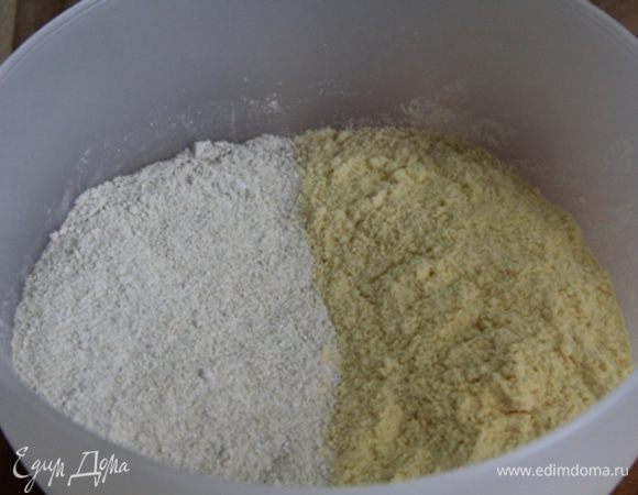 Смешать в одной миске квиноа и кукурузную муку.