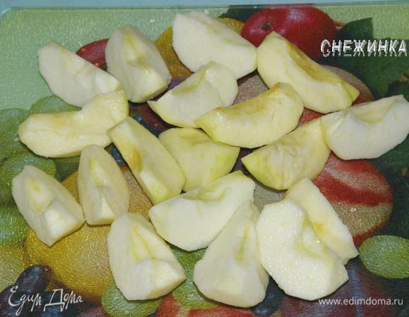 Яблоки очистить от шкурки, разрезать пополам, вынуть сердцевину и порезать каждую половинку на 3 толстые дольки. Сбрызнуть соком лимона.