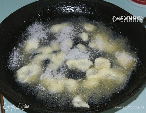 Сливочным маслом (всем куском) смазать сковороду. Равномерно посыпать сахаром.