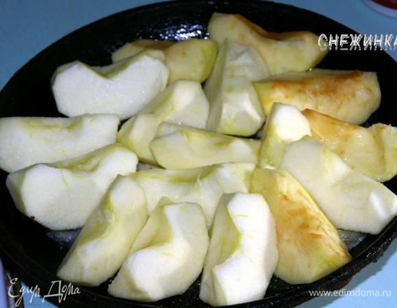 Плотно друг к другу, не оставляя зазоров, выложить яблочные дольки круглой стороной вниз.