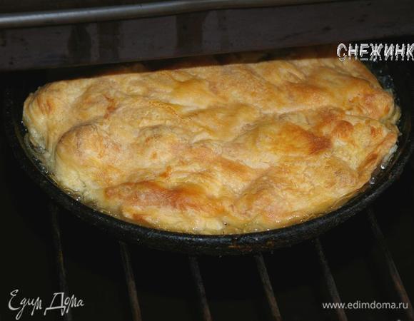 Духовку разогреть до 160С. Теперь поставить сковороду в духовку и выпекать 50 минут. В конце я добавила температуру до 190С. Готовое тесто должно быть золотистого цвета, а карамель при извлечении пирога из духовки должна кипеть, булькать по краям.