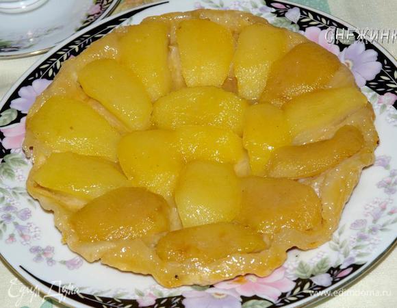 Готовый пирог накрыть блюдом, сковороду взять рукой под дно и, повернув сковороду, одним движением перевернуть пирог на блюдо. Если у Вас некоторые дольки пристали к сковороде, подденьте их аккуратно ножом и верните на пирог. У меня такого не случилось!