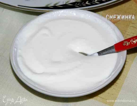 Для крема смешать сметану, сливки, сахарную пудру и кальвадос (у меня его не было), убрать в холодильник.