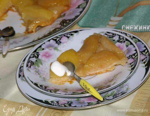 Подавать пирог следует теплым с охлажденным кремом. Приятного аппетита!