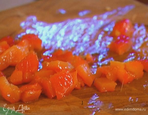 Сладкий перец заранее запечь в духовке, поместить в целлофановый пакет, плотно закрыть и дать перцу пропотеть, затем снять кожицу, вынуть семена и нарезать мякоть небольшими кусочками.