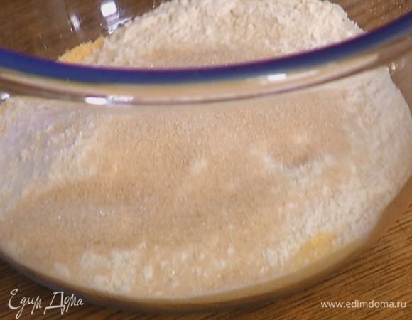 Муку перемешать с полентой, сахаром, разрыхлителем, перцем и солью.