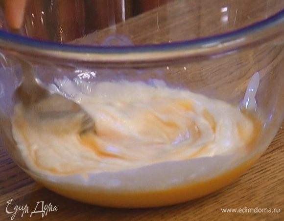 Яйца взбить вместе с кефиром.