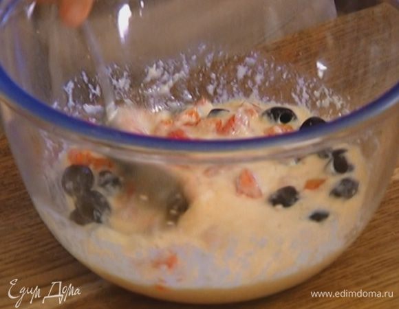 Добавить нарезанный сладкий перец, целые оливки и перемешать.