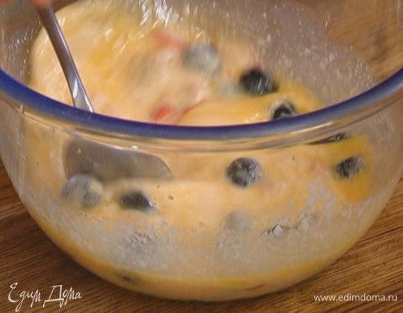 Влить растопленное масло, еще раз перемешать.