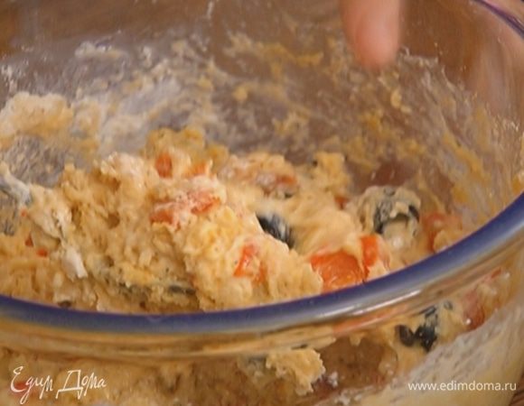 Соединить кефирную массу с мукой и вымешать тесто.