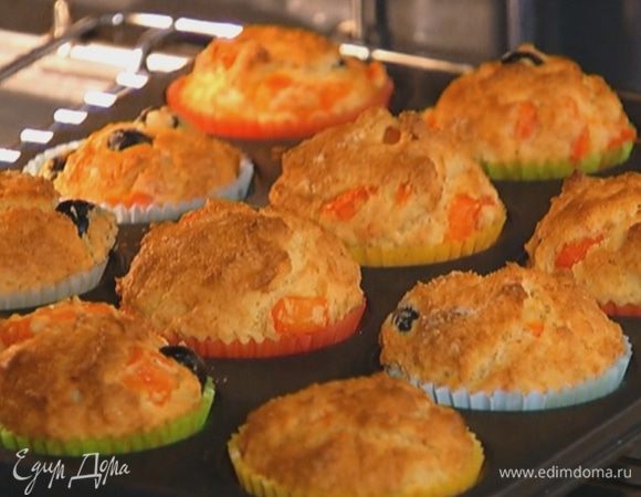 Разложить тесто в формочки и выпекать маффины в разогретой духовке 20 минут.