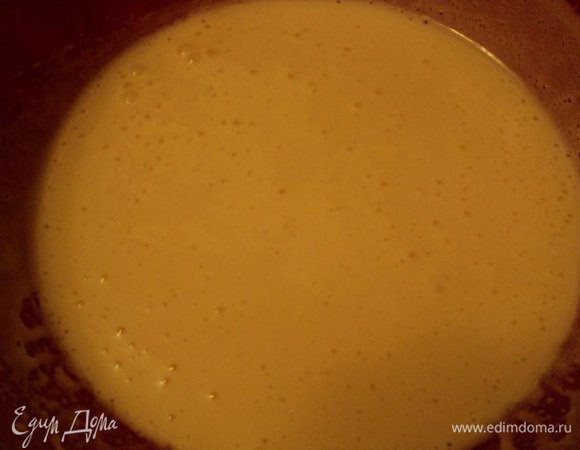 Для бисквита: 2 яйца взбить с 90гр сахара на водяной бане ( посуда с яйцами не должна касаться воды) до увеличения в объеме в 3-4 раза.
Снять яичную смесь с водяной бани и осторожно добавить смесь муки с разрыхлителем ( 90гр муки и 1 ч.ложка разрыхлителя). Перемешать до однородной массы.
