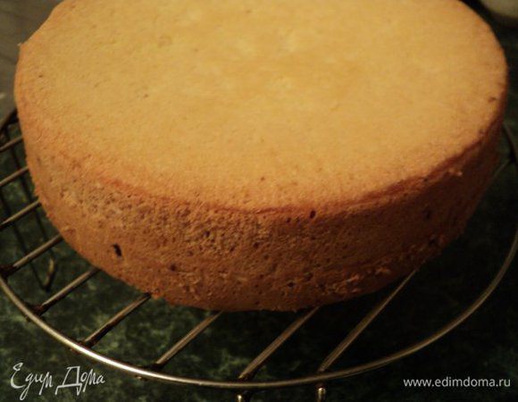 Дно формы для выпечки ( 18см) застелить бумагой для выпечки, смазать маслом, вылить тесто, покрутить форму по часовой стрелке. Выпекать при температуре 170 градусов 15-20мин. Охладить , перевернув бисквит на решетку. Испечь 2 бисквита. Бисквиты разрезать на 2 пласта.