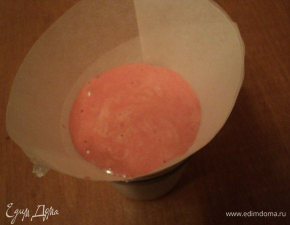 Для вставки « сердце»: подготовить формочку из бумаги для выпечки, свернув ее кульком, смазать маслом. Кулек для устойчивости вставить в чашку. Тесто подготовить аналогично как для бисквита, добавить капельку пищевого красителя, разведенного в воде. 