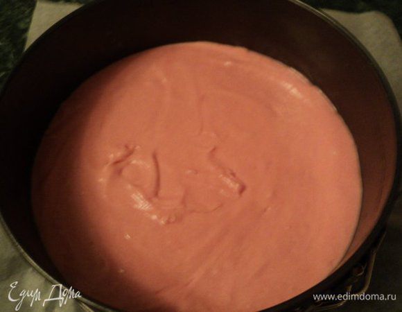 Подготовить тесто для декора: размягченное масло взбить с сахарной пудрой, постепенно, не переставая взбивать добавить по одному белки. Смешать просеянную муку и крахмал. Добавить мучную смесь в масляную, размешать лопаткой, ввести капельку красителя, разбавленного водой.