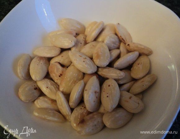 Для бисквита «Джоконда»: подготовить миндальную муку, для чего миндаль замочить на 5 мин горячей водой, очистить от кожицы. Подсушить  миндаль на сковороде, охладить и измельчить в блендере. Масло растопить.