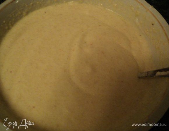 Миндальную муку смешать с сахарной пудрой, мукой и добавляя по 1 яйцу взбивать миксером на средней скорости  и добавляя постепенно растопленное сливочное масло.
Белки взбить с  сахаром до устойчивых пиков и ввести в несколько приемов в тесто, размешивая лопаткой снизу вверх.
