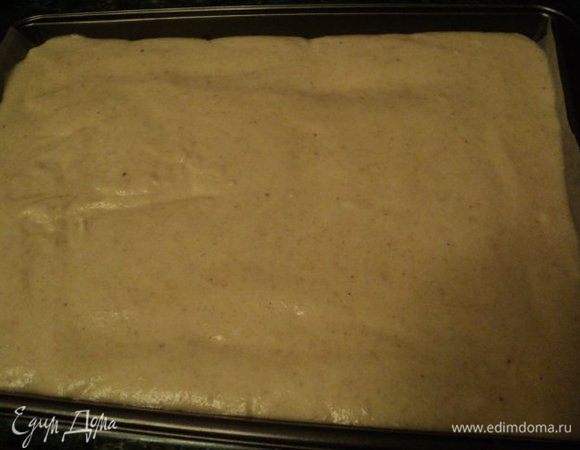 Духовку нагреть до 220 градусов. Быстро и равномерно выложить тесто на лист с декором, осторожно разровнять. Выпекать 8-10мин.