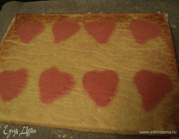 Готовый бисквит перевернуть на чистый лист бумаги для выпечки, присыпанный сахарной пудрой, остудить. Разрезать на две полосы необходимого размера.