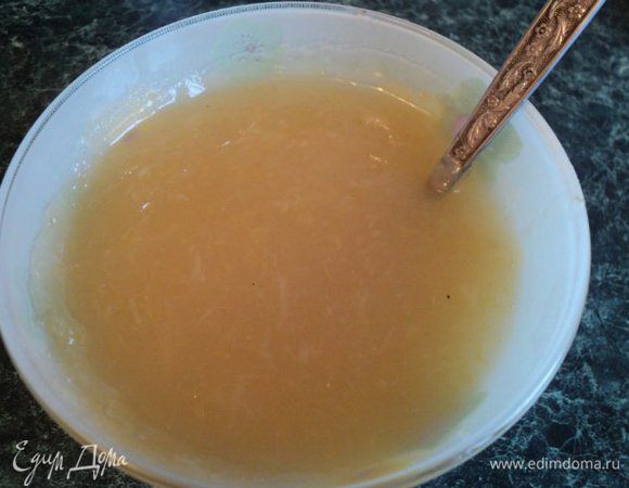 Для крема: снять цедру лимона, выдавить сок с лимона  и апельсина.  Цедру лимона смешать со 100гр сахара, растереть , добавить 100гр воды, закипятить. В соке лимона и апельсина развести крахмал ( если нет кукурузного можно взять картофельный крахмал). Влить разведенный крахмал в сироп и проварить до загустения. Охладить.