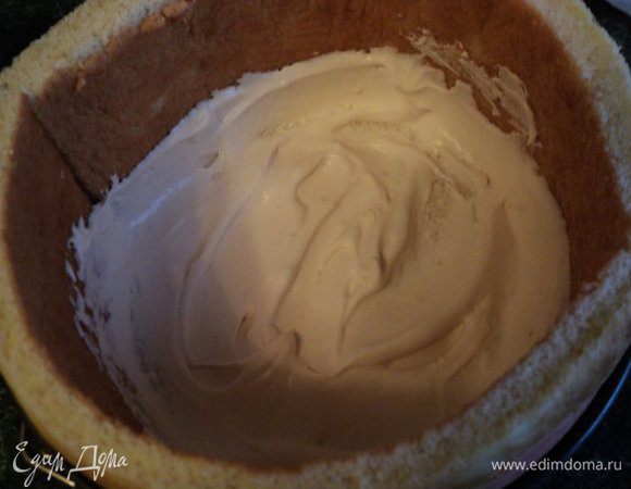 Бока  формы Ф-20см  выложить полосками бисквита для декора, на дно положить светлый бисквит, смазать кремом.