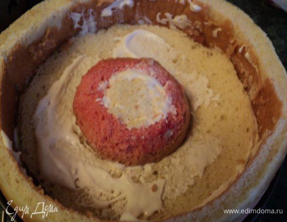 Так же выложить еще два пласта бисквита. Ножом вырезать выемку для вставки «сердца». Смазать стенки кремом, установить вставку, промазать все кремом и установить последний пласт бисквита.