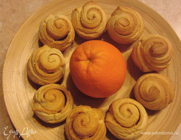 Очень быстро без изысков получаем весьма достойные булочки. За счет жесткости формы булочки приобретают очень приятный вид.