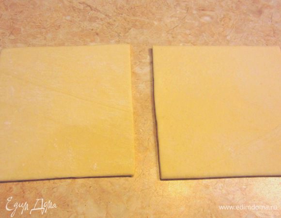 Размораживаем тесто. Из двух пластов получается 12 булочек. Соответственно в два раза больше сахара и корицы. Положите тесто на разделочную доску или стол и накройте пленкой (можно целофановыми пакетами.