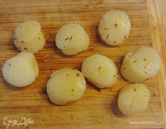 Разморозьте гребешки, если необходимо. Делайте это только в холодильнике или на столе, но не в микроволновке. Промокните их полотенцем. Растолките тмин и посыпьте гребешки тмином со всех сторон.