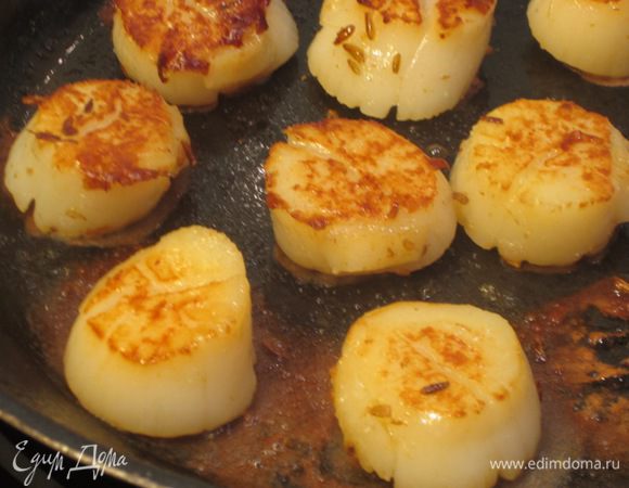 Плесните одну ложку оливкового масла в сковороду и положите туда же сливочное масло. Разогрейте сковороду на среднем огне. Обжаривайте гребешки по три минуты на каждой стороне - всего 6 минут.