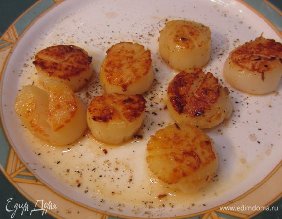 В конце посолите и поперчите гребешки. Выложите их в отдельную тарелку, чтобы они дошли. Сок из сковороды не вылевайте. Вы его добавите в заправку.