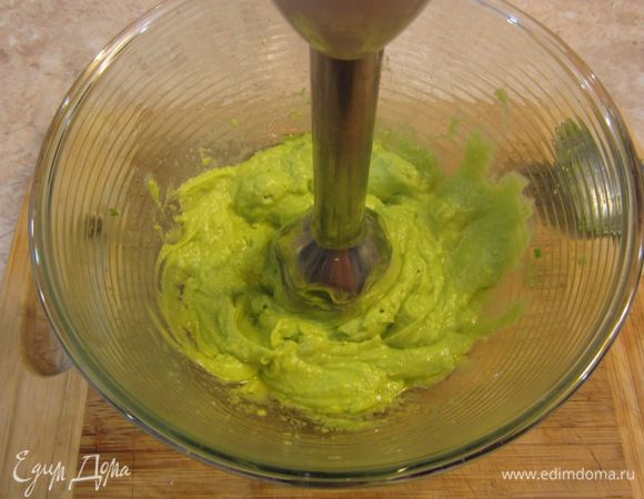 Порежьте авокадо на кусочки. Вылейте столовую ложку сока лимона в авокадо, посолите и добавьте три ложки оливкового масла. Хорошо взбейте Гуакамоле блендером. Попробуйте на вкус. Баланс кислого, соленого должен быть соблюден.